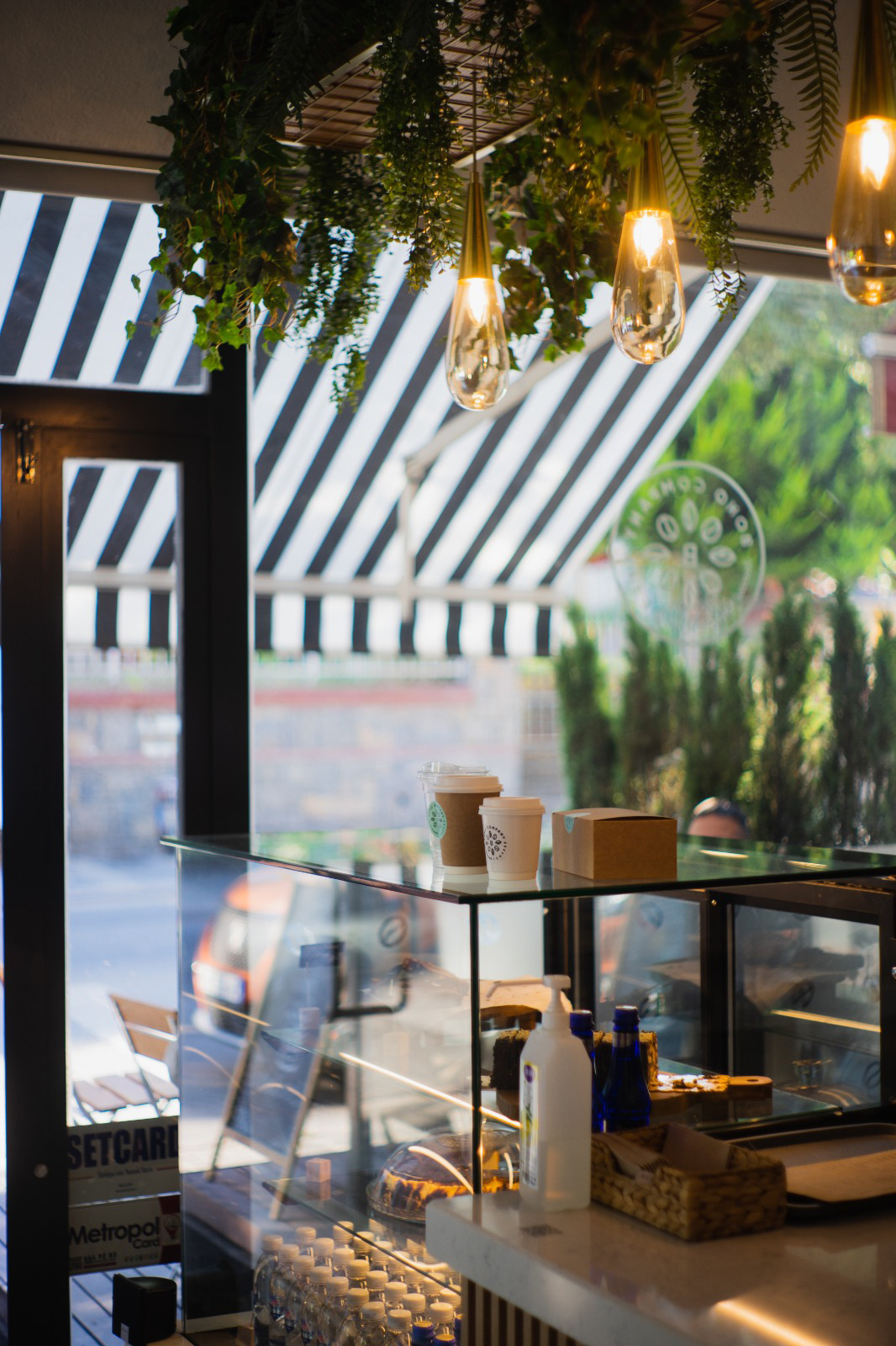 Bir flat white, köpükle.